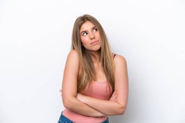 Beyaz fırında izole edilmiş genç beyaz kadın omuzlarını kaldırırken şüpheyle hareket ediyor.