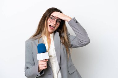 Beyaz arka planda izole edilmiş beyaz TV sunucusu genç kadın yan tarafa bakarken sürpriz jest yapıyor.