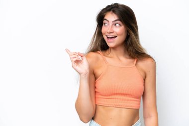 Beyaz arka planda izole edilmiş genç beyaz kadın çözümü bulmak için parmağını kaldırıyor.