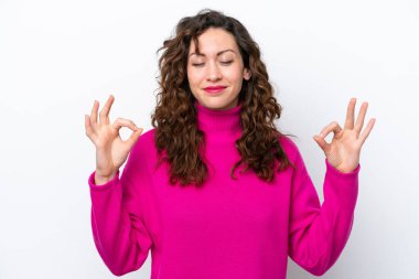 Beyaz arka planda Zen pozisyonunda beyaz tenli genç bir kadın.