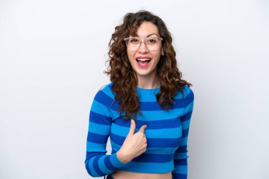 Beyaz arka planda yüzü sürpriz bir ifadeyle izole edilmiş beyaz bir kadın.