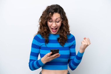 Beyaz arka planda izole genç beyaz kadın şaşırdı ve bir mesaj gönderiyor.