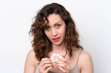 Beyaz arka planda izole edilmiş beyaz bir kadın elinde çiçeklerle. Portreyi kapat