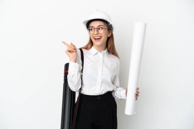 Miğferli ve elinde beyaz arka planda izole edilmiş planları olan genç mimar kadın çözümü fark ederken parmağını kaldırmayı amaçlıyor.