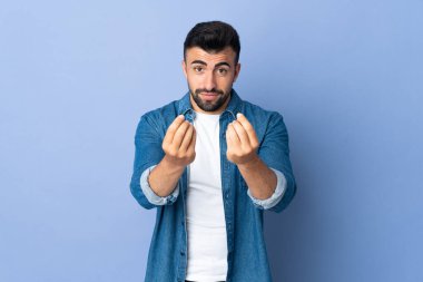 İzole edilmiş mavi geçmişi olan beyaz bir adam para jesti yapıyor ama mahvoldu.