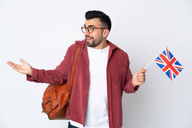 Birleşik Krallık bayrağını tutan İspanyol genç bir adam.