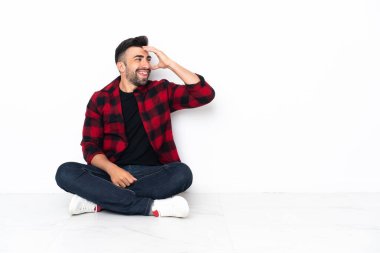 Yerde oturan yakışıklı genç adam bir şeyin farkına vardı ve çözüme niyetlendi.