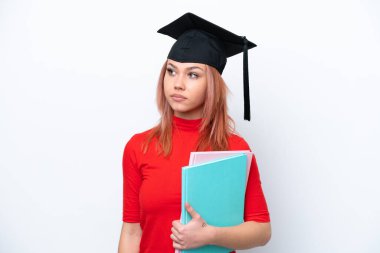 Beyaz arka planda izole edilmiş genç Rus kız yan tarafa bakıyor.