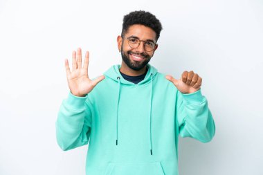 Genç Brezilyalı adam beyaz arka planda izole edilmiş. Parmakları olan altı kişi saydım.