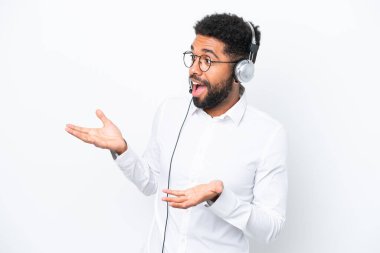 Tele pazarlamacı Brezilyalı bir adam beyaz arka planda yüz ifadesi ile izole edilmiş bir kulaklıkla çalışıyor.