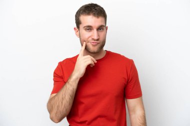 Beyaz arka planda soyutlanmış genç beyaz bir adam.