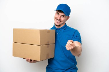 Beyaz arka planda izole edilmiş beyaz bir adam para hareketi yapıyor.