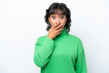 Beyaz arka planda izole edilmiş genç Arjantinli kadın sağa bakarken şaşırmış ve şok olmuştu.