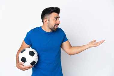 Yalıtılmış duvarın üzerinden bakan yakışıklı genç futbolcu.