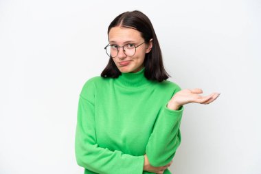 Beyaz arka planda izole edilmiş genç beyaz kadın şüpheleri var.