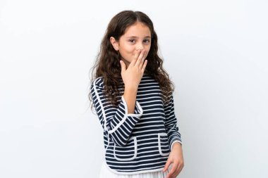 Beyaz arka planda izole edilmiş küçük beyaz kız mutlu ve gülümsüyor.