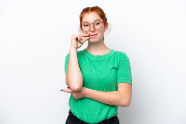 Beyaz arka planda izole edilmiş genç kızılımsı bir kadın sessizlik işareti gösteriyor.