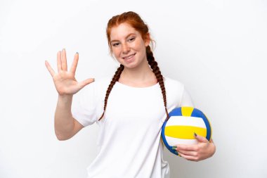 Beyaz arka planda izole edilmiş voleybol oynayan beyaz tenli kadın parmaklarıyla beşe kadar sayıyor.