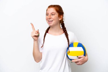 Beyaz arka planda voleybol oynayan beyaz tenli genç beyaz kadın çözümü fark ederken parmağını kaldırmayı amaçlıyor.