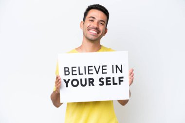 İzole edilmiş beyaz arka plan üzerinde genç yakışıklı bir adam elinde yazılı bir levha tutuyor. 