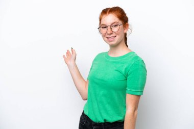 Beyaz arka planda izole edilmiş genç, kırmızı bir kadın davet edilmek için ellerini yana uzatıyor.