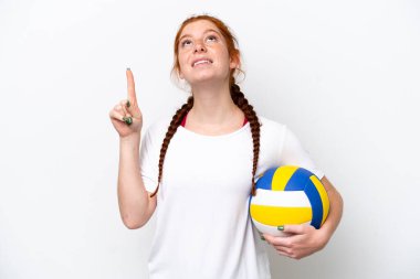 Beyaz arka planda izole edilmiş voleybol oynayan beyaz tenli genç kadın harika bir fikre işaret ediyor.