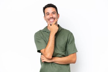Genç yakışıklı adam soyutlanmış beyaz arka plan mutlu ve gülümsüyor.