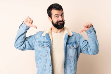 Sakallı, soyutlanmış, gururlu ve kendini beğenmiş beyaz bir adam.