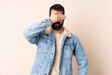 İzole edilmiş arka planda sakallı, gözleri elle kaplanmış beyaz bir adam. Bir şey görmek istemiyorum.