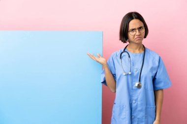 Tecrit edilmiş arka planda büyük bir pankartıyla genç bir ırk cerrahı kadın şüpheleri var.