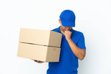 Beyaz arka planda izole edilmiş Ekvator 'lu adamın şüpheleri var.