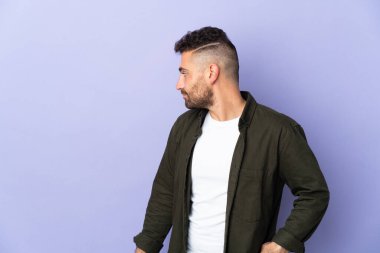 Beyaz adam mor arka planda izole edilmiş. Portre