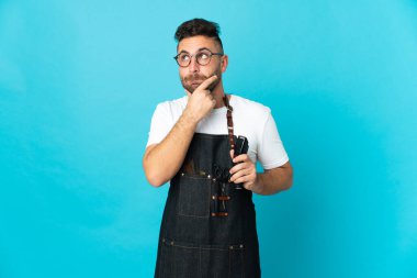 Önlüklü berberin şüpheleri ve düşünceleri var.