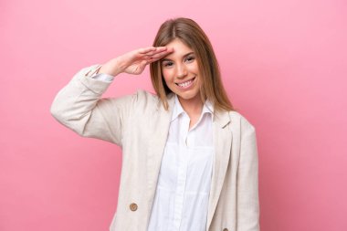 Kafkasyalı genç bir kadın pembe fırında izole edilmiş, mutlu bir ifadeyle selamlıyor.