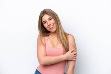 Beyaz fırında yalnız kalmış, gülen beyaz bir kadın.