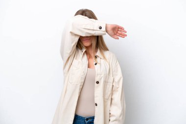 Beyaz bakkalda izole edilmiş beyaz tenli bir kadın gözleri elleriyle kapatıyor.