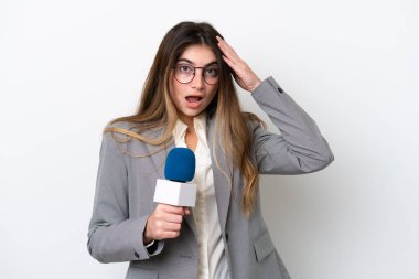 Beyaz arka planda, sürpriz bir ifadeyle izole edilmiş beyaz bir televizyon sunucusu kadın.