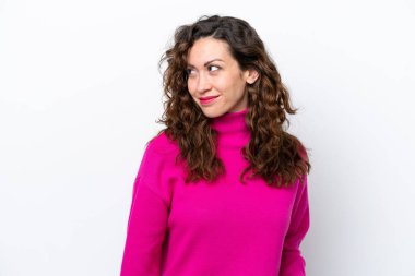 Beyaz arka planda soyutlanmış beyaz bir kadın.