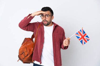 Birleşik Krallık bayrağını tutan İspanyol genç adam yan tarafa bakarken sürpriz jest yapıyor.