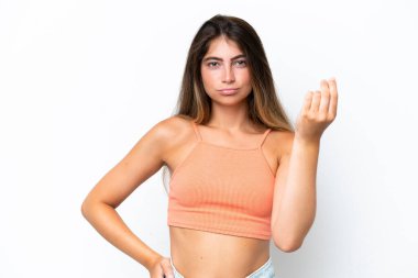 Beyaz arka planda izole edilmiş beyaz bir kadın İtalyan jesti yapıyor.