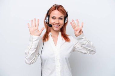 Beyaz arka planda izole edilmiş kulaklıkla çalışan pazarlamacı Rus kız parmaklarıyla dokuz kişi sayıyor.