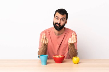 Masada kahvaltı yapan beyaz bir adam para için jest yapıyor ama mahvoluyor..