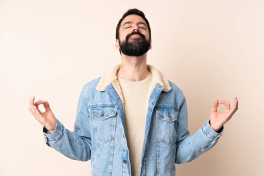 Sakallı beyaz bir adam Zen pozisyonunda soyutlanmış bir geçmişi var.