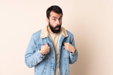 İzole edilmiş geçmişi olan beyaz bir adam kendini işaret ediyor.