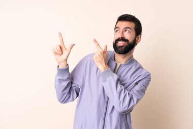 Sakallı, ceketli, soyutlanmış arka planda beyaz bir adam işaret parmağıyla işaret etmek harika bir fikir.