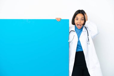 Beyaz arka planda izole edilmiş büyük bir pankartla genç, melez bir doktor kadın şaşırmış ve parmağıyla kenarı işaret ediyor.