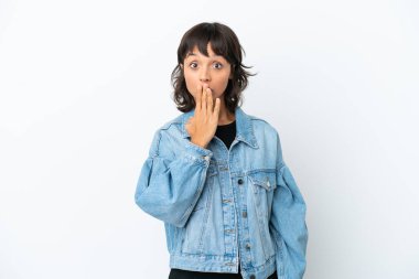 Genç melez kadın, beyaz arka planda izole edilmiş, ağzı elle kapatılmış.