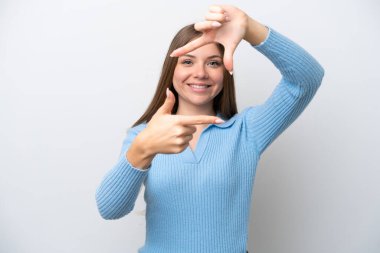 Genç Litvanyalı bir kadın beyaz arka planda izole edilmiş, odaklanmış bir yüz. Çerçeve sembolü
