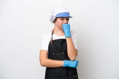 Önlük takan balıkçı kadının şüpheleri var.