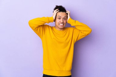 İzole edilmiş geçmişi olan beyaz bir adam gergin hareketler yapıyor.